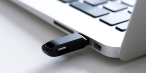 creating backups in business with a flash drive and computer